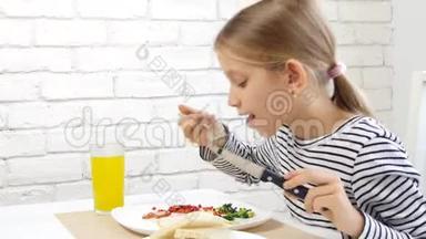 儿童厨房早餐、儿童健康食品蛋、女孩蔬菜